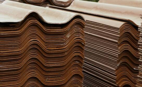 Blacha trapezowa a ochrona przed hałasem – co warto wiedzieć?