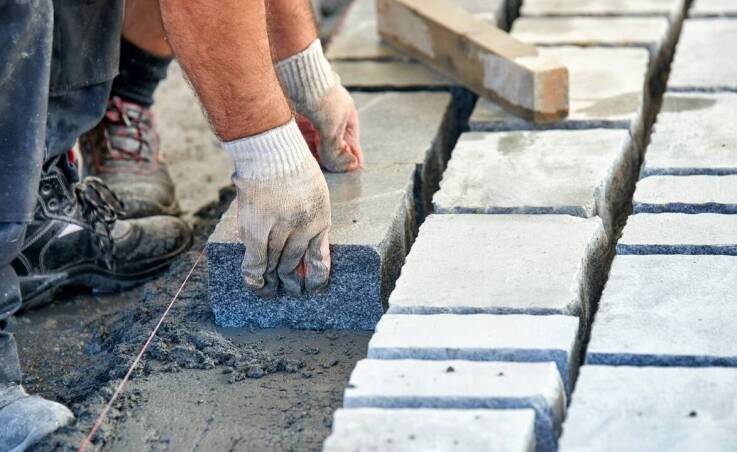 Proces selekcji i obróbki kostki brukowej – co warto wiedzieć?