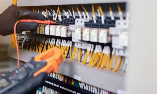 Modernizacja Systemów Elektrycznych z Elektrykiem w Środzie Śląskiej