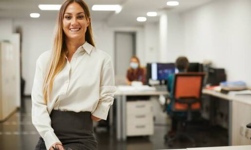 Jak budować pewność siebie kobiet poprzez rozwój zawodowy?