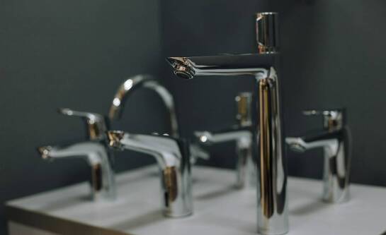 Ceramika sanitarna: jak wybrać trwałe i stylowe rozwiązania do łazienki?