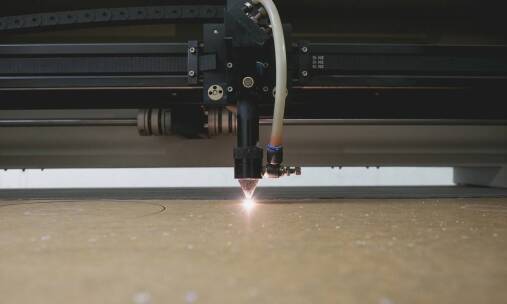 Jak nóż oscylacyjny przyczynia się do redukcji odpadów w procesie produkcji?