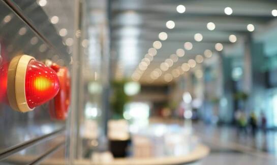Dźwiękowe systemy ostrzegawcze: jak wpływają na ewakuację podczas pożaru?