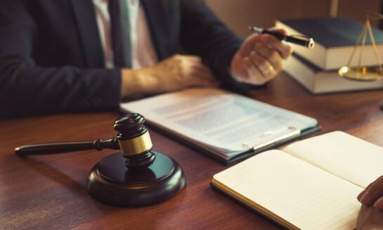 Jakie są korzyści z zatrudnienia adwokata przy oskarżeniach o oszustwa podatkowe?