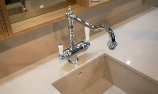 Jak wybrać idealne blaty do kuchni z meblami na zamówienie?