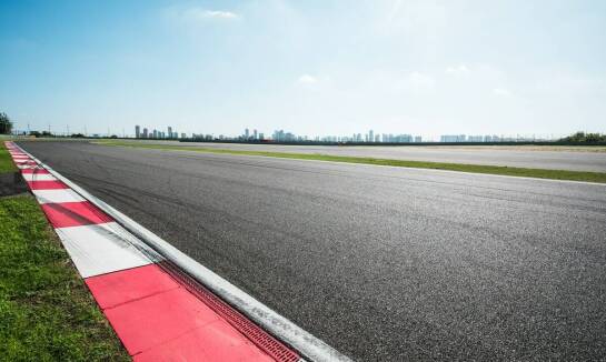 Dlaczego warto skorzystać z oferty integracyjnych wyścigów kartingowych?