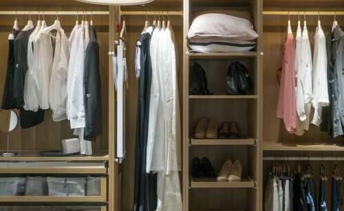 Funkcjonalność i design: zalety szaf na wymiar