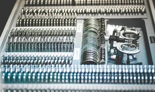 Nowoczesne technologie w produkcji soczewek: Jak to wpływa na komfort noszenia?