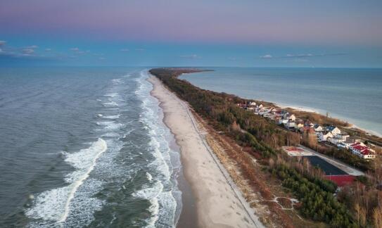 Zalety wynajmu domków 4 osobowych nad morzem dla miłośników sportów wodnych