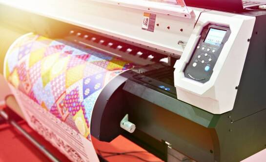 Jak wybór materiałów wpływa na trwałość reklamy na łodziach?