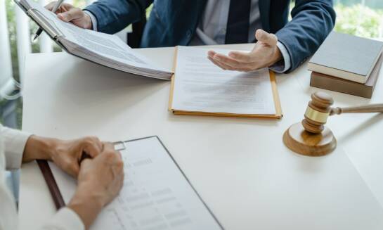 Jakie są zasady współpracy z komornikiem przy realizacji czynności nieegzekucyjnych?