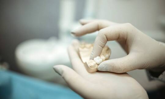 Protetyka stomatologiczna – jak odbudować uzębienie z pomocą specjalisty?