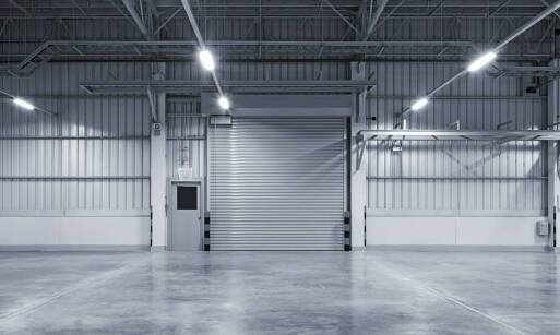 Rola bram przemysłowych w systemach z rampami przeładunkowymi