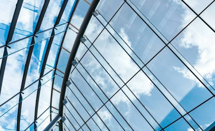 Trwałość mechaniczna paneli z poliwęglanu jako kluczowy czynnik w budownictwie