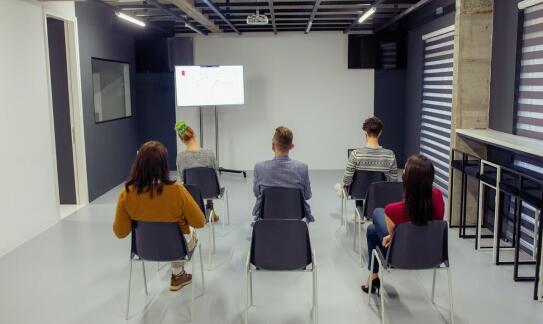 Jak nauka języka hiszpańskiego online może pomóc w rozwijaniu umiejętności prezentacyjnych?