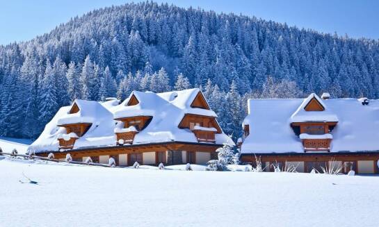 Jakie akcesoria dachowe są najważniejsze dla bezpiecznego dachu zimą?