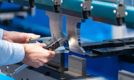 Technologiczne aspekty gięcia blach CNC w obróbce metali