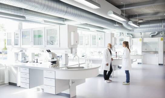 Jak hokery przemysłowe wspierają pracę w laboratoriach mikrobiologicznych?