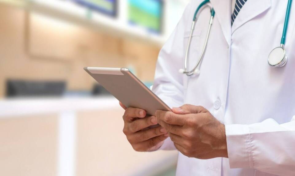 Elektroniczne dokumenty medyczne: jak wpływają na organizację pracy lekarzy?