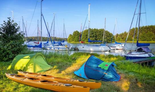 Jakie są zasady wynajmu jachtu z opcją szkolenia żeglarskiego na Mazurach?