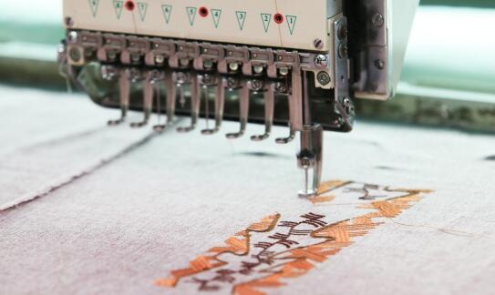 Jak dobrać haft na opaskach kosmetycznych do identyfikacji wizualnej?