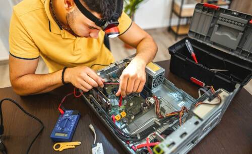 Jak konfiguracja komputerów przez specjalistów wpływa na ich działanie?