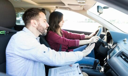 Kurs prawa jazdy: jak dodatkowe godziny jazd doszkalających wpływają na pewność siebie?
