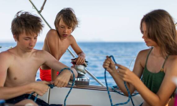 Wynajem jachtów z możliwością nauki żeglowania: co obejmują nasze szkolenia?