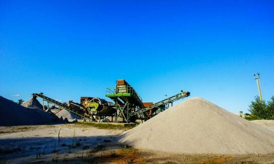 Dlaczego warto skorzystać z transportu żwiru płukanego przy pomocy pojazdów HDS?