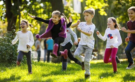 Jakie korzyści przynoszą zajęcia fizyczne dla przedszkolaków w klubach sportowych?