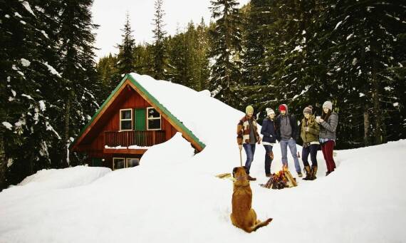 Jakie są korzyści z uczestnictwa w zimowych obozach tematycznych?