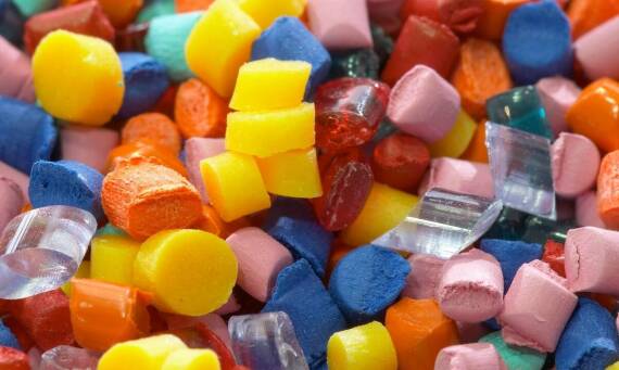 Wpływ antystatyków na właściwości tworzyw sztucznych – zastosowanie i korzyści