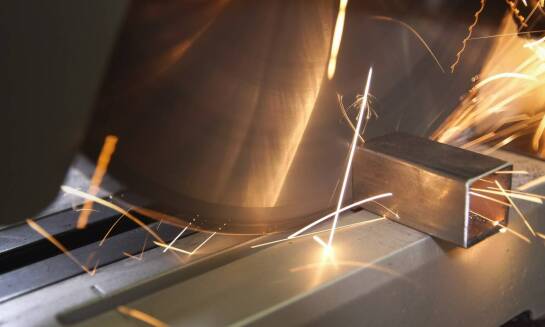 Porównanie efektywności laserowego i tradycyjnego cięcia rur