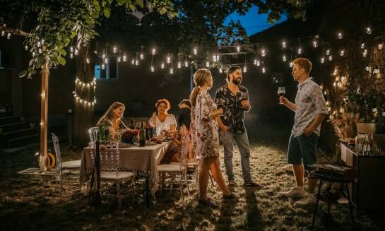 Wynajem leżaków na imprezy plenerowe - co warto wiedzieć?