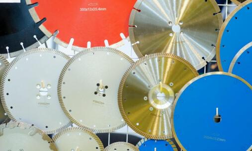 Wybór odpowiednich narzędzi do szlifowania betonu - co warto wiedzieć?