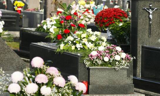 Tradycyjne motywy w nowoczesnych stroikach całorocznych na cmentarz