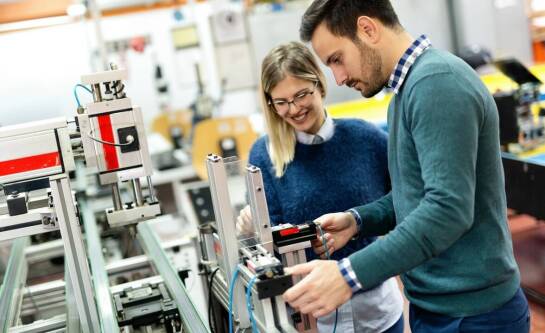 Kursy maszynowe a rozwój kariery zawodowej – co warto wiedzieć?