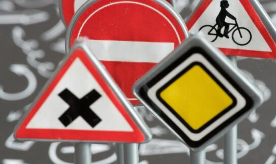 Szyldy reklamowe a prawo: Co warto wiedzieć przed ich zamówieniem?