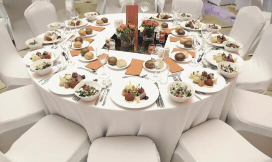 Kompleksowa obsługa cateringowa na imprezach firmowych: co oferujemy?