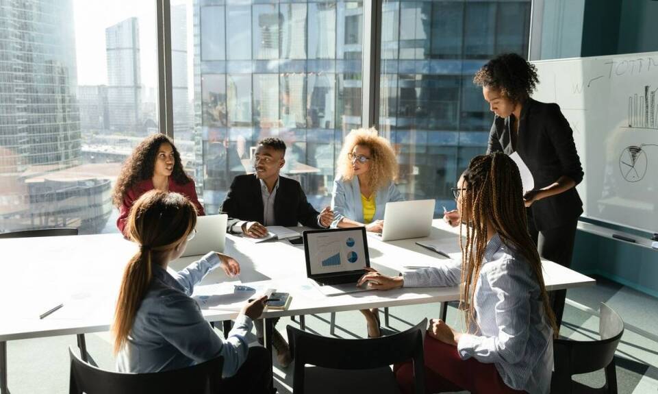 Jak szkolenia z zakresu organizacji biura mogą poprawić efektywność pracy?