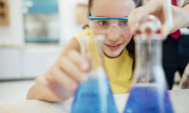Jakie materiały edukacyjne wspierają naukę przedmiotów ścisłych?