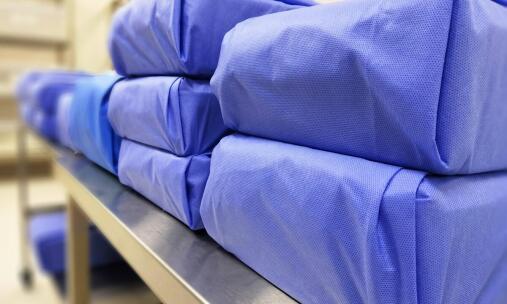 Jakie są najważniejsze cechy maseczek jednorazowych w przemyśle?