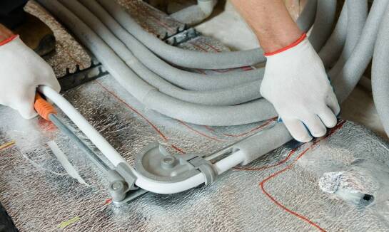 Praktyczne zastosowania izolacji z polietylenu w budownictwie