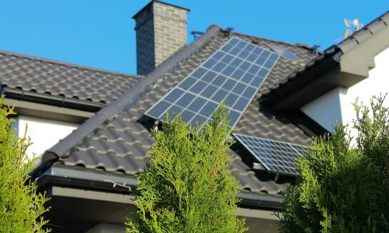 Wpływ instalacji OZE na niezależność energetyczną domu