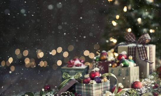 Jak światło może wzbogacić stroiki na okno bożonarodzeniowe?