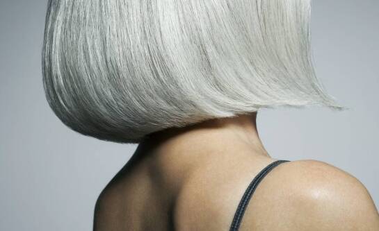 Siwy blond a wiek – czy to odpowiedni kolor dla Ciebie?