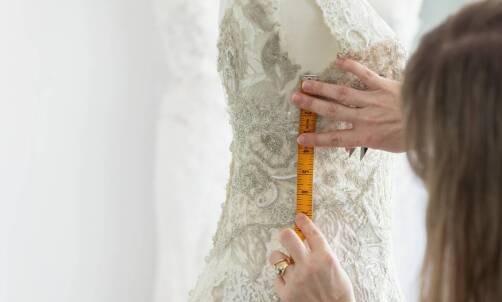 Suknie ślubne z możliwością modyfikacji: co można zmienić?