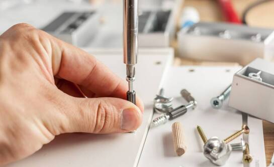 Jakie narzędzia są potrzebne do montażu mebli?