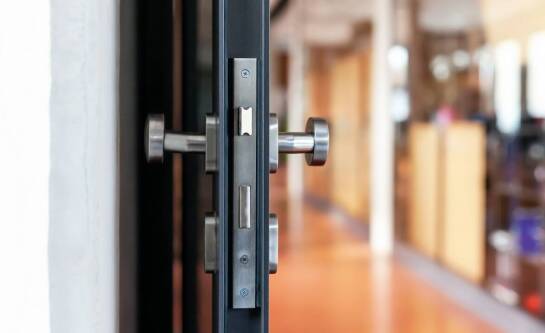 Jak otwierają się drzwi prawe?