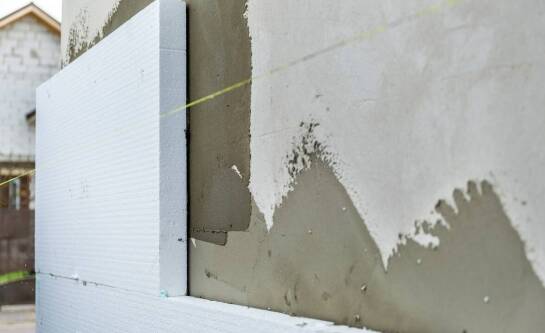 Jak wkręcić kołki do styropianu?